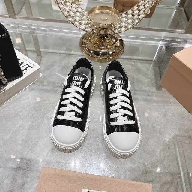 出厂 Miu Miu 缪缪24Ss 秋冬新款 厚底设计 自带增高 做旧时尚 矮个子女生必备 小白鞋 简约造型，超轻发泡鞋底，脚感妥妥满分 好看又百搭 码数：35